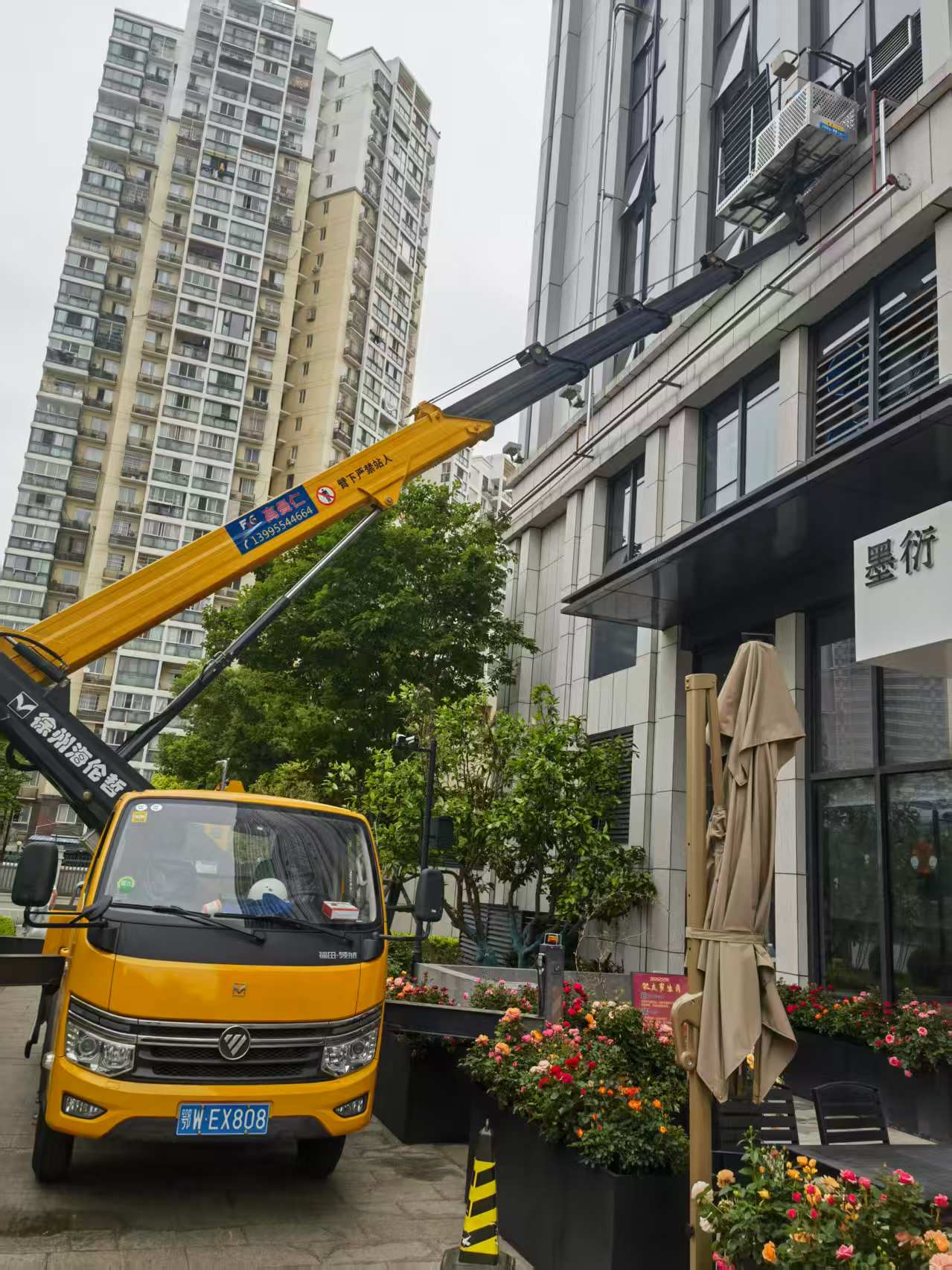 28米黃牌云梯車(chē)裝大型廣告牌施工現(xiàn)場(chǎng)