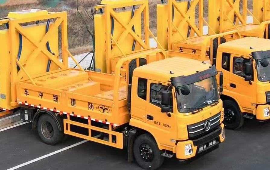 18米高空作業(yè)車(chē)景區(qū)老舊房屋翻新施工現(xiàn)場(chǎng)